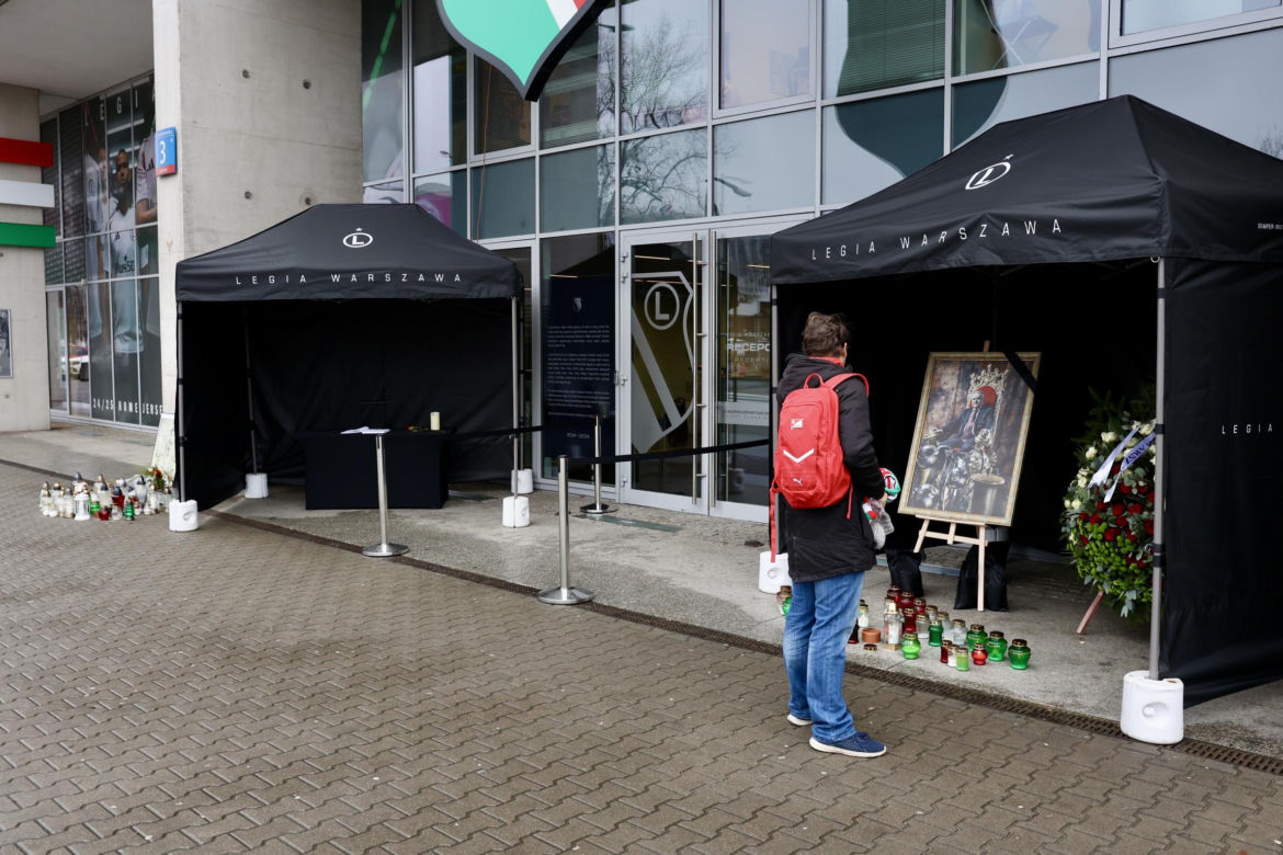 Legia żegna Lucjana Brychczego. Znicze pod stadionem
