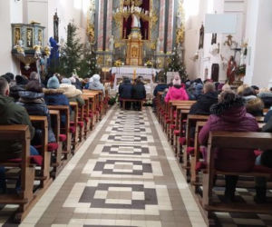 Julcię i Szymka pochowano w białych trumienkach
