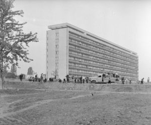 Warszawa kiedyś i dziś. Zobacz, ile się zmieniło przez 40 lat! [ARCHIWALNE ZDJĘCIA]