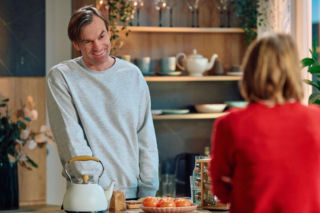 Na Wspólnej, odcinek 4171: Kariera Mariusza wisi na włosku. Mężczyzna ucieka w alkohol i odsuwa się od Oli