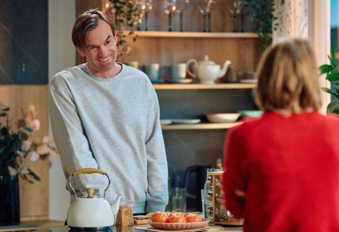 "Na Wspólnej", odcinek 4171: Kariera Mariusza wisi na włosku. Mężczyzna ucieka w alkohol i odsuwa się od Oli