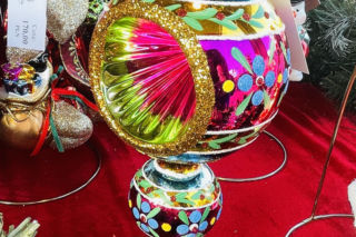 Bombki z reflektorem nazywane są „oczami wiedźmy”. Co symbolizują bombki choinkowe? 