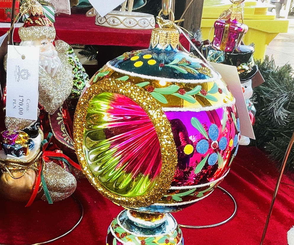 Bombki z reflektorem nazywane są „oczami wiedźmy”. Co symbolizują bombki choinkowe? 