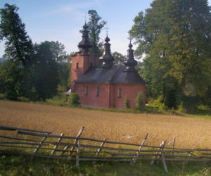 To jedna z najmniejszych wsi w Małopolsce. Znajduje się w niej zaledwie 16 domów