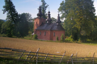 To jedna z najmniejszych wsi w Małopolsce. Znajduje się w niej zaledwie 16 domów