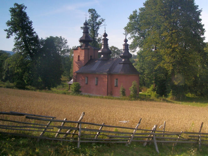 To jedna z najmniejszych wsi w Małopolsce. Znajduje się w niej zaledwie 16 domów
