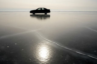 Jezioro Żywieckie. Kto tym razem zignorował ostrzeżenia i wjechał na lód?