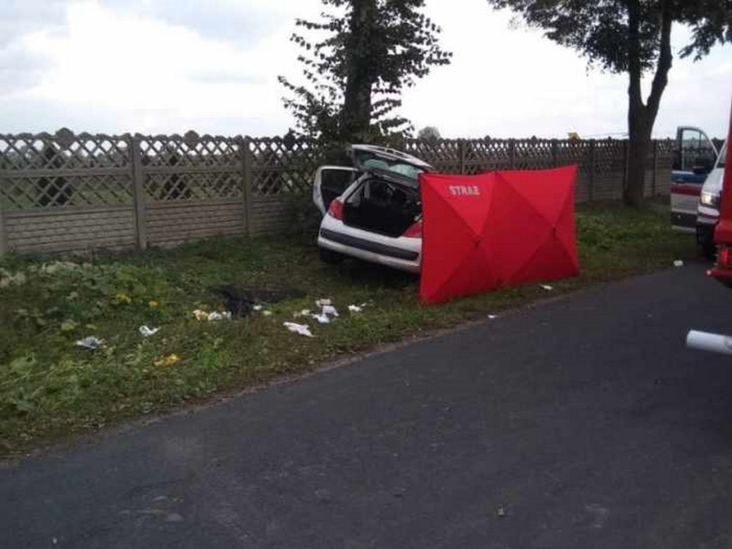 Koszmarny wypadek w Łowiczku. Kierowca wjechał PROSTO POD KOŁA CIĘŻARÓWKI