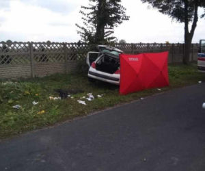 Koszmarny wypadek w Łowiczku. Kierowca wjechał PROSTO POD KOŁA CIĘŻARÓWKI