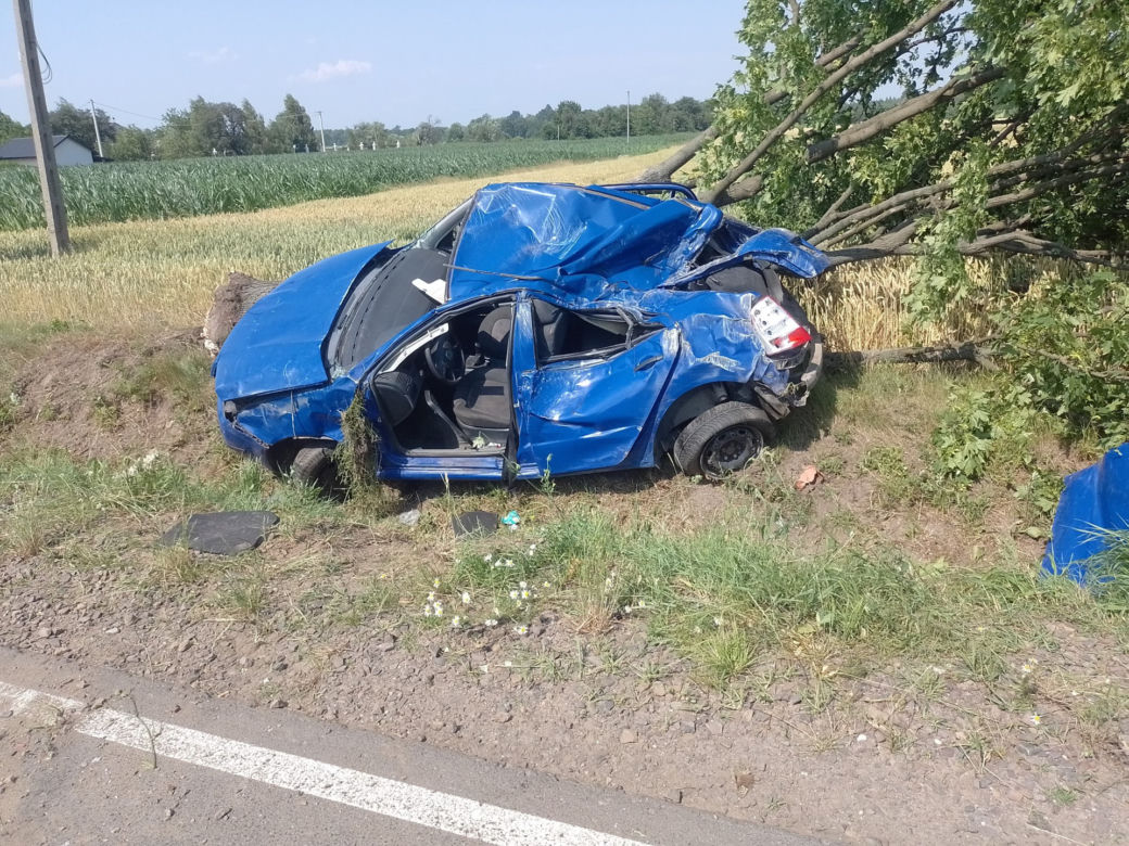 Koszmarny wypadek pod Płockiem! 35-latek uwięziony w skodzie nie żyje [ZDJĘCIA]