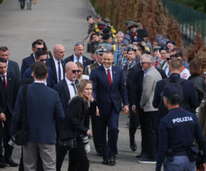 Prezydent RP Karol Nawrocki i pierwsza dama Marta Nawrocka podczas polowej mszy świętej na Polskim Cmentarzu Wojennym pod Monte Cassino