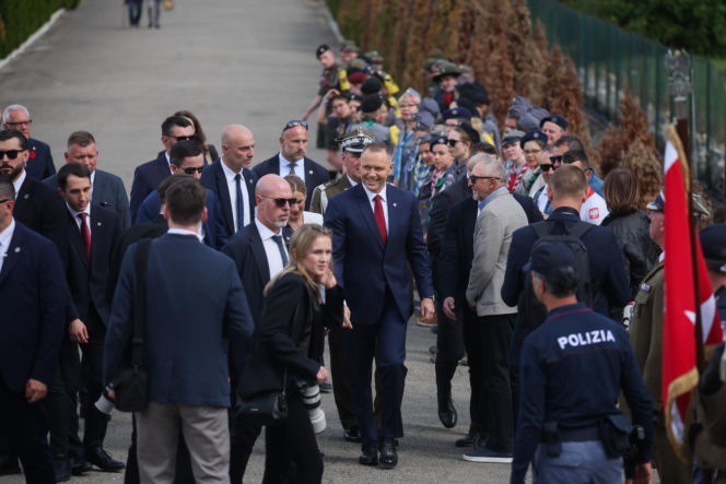 Prezydent RP Karol Nawrocki i pierwsza dama Marta Nawrocka podczas polowej mszy świętej na Polskim Cmentarzu Wojennym pod Monte Cassino