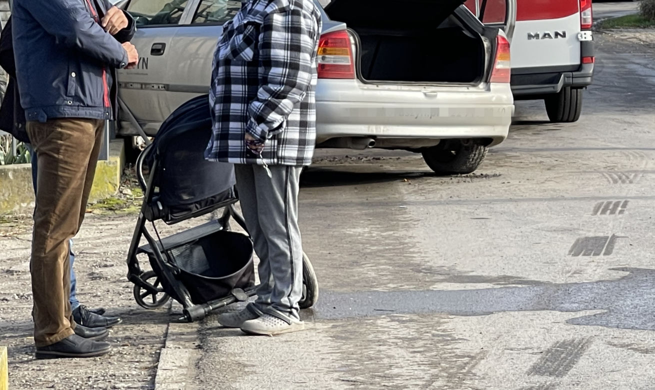 Wózek w którym jechała przypieta 2,5-latka stracił kółko