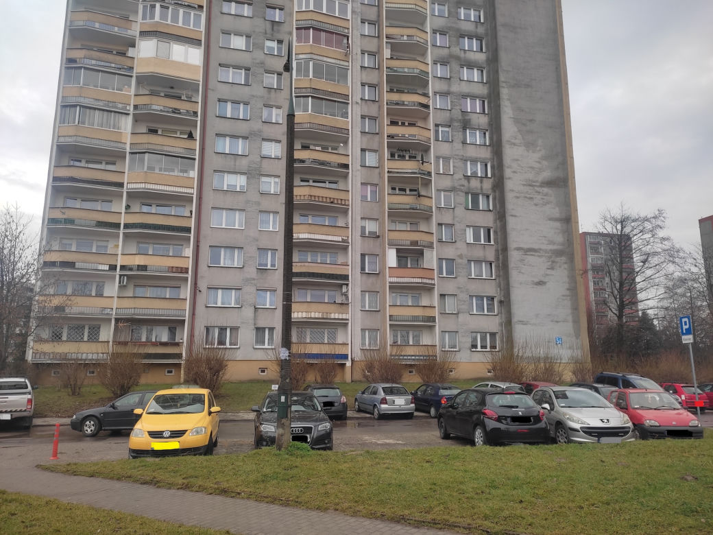Kraków. Seniorka wypadła z okna na trzecim piętrze bloku. Zginęła na miejscu