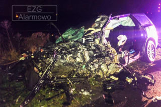 ŁÓDZKIE. Tyle zostało z Dodge`a po zderzeniu z TIR-em. Kierowca osobówki ciężko ranny [FOTO]