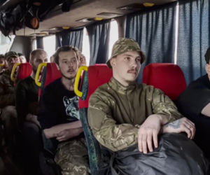 Ukraińscy żołnierze ewakuowani z zakładów Azowstal
