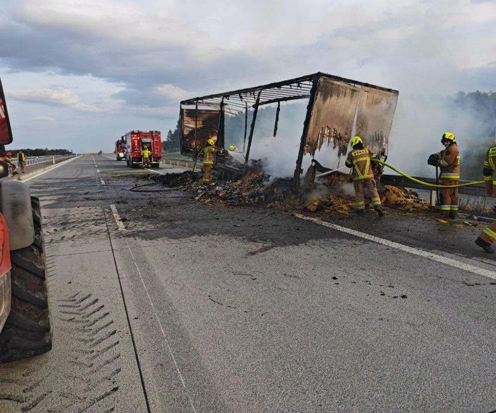 Strażacy gaszący spaloną naczepę ciężarówki na autostradzie A2. O utrudnieniach przeczytasz w Eska Siedlce.
