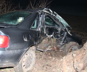 Straszny wypadek przerwał życie młodego kierowcy. 20-latek rozbił się na drzewie!