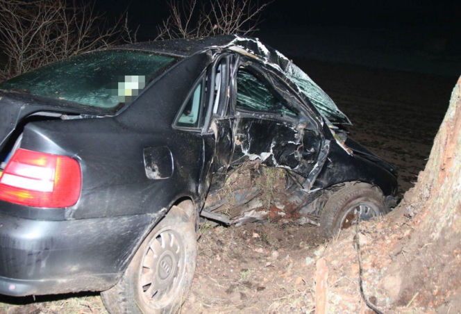 Straszny wypadek przerwał życie młodego kierowcy. 20-latek rozbił się na drzewie!