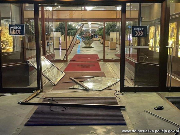 Szokujący rajd Anglika na Dolnym Śląsku. Mazda wbiła się w hotel