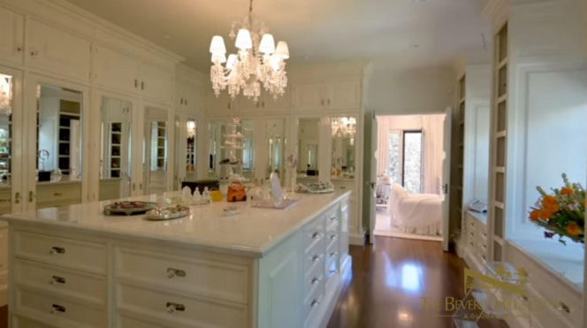 Słynna posiadłość Ozzy'ego Osbourne'a trafiła na sprzedaż! Gwiazdorski luksus za KOLOSALNĄ sumę!