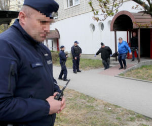 Przerażająca relacja sąsiadów, W mieszkaniu w Wołominie znaleziono ciała dwóch osób, ranny 19-latek w szpitalu