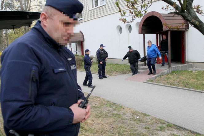 Przerażająca relacja sąsiadów, W mieszkaniu w Wołominie znaleziono ciała dwóch osób, ranny 19-latek w szpitalu