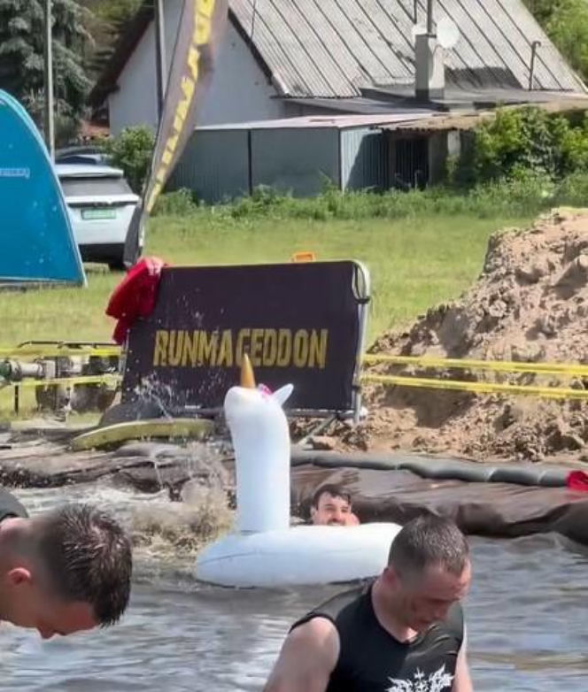 Błażej Stencel płynął w dmuchanym... jednorożcu. "Wiozłem kwiatki dla mojego księcia"