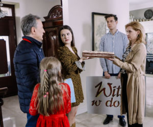 Na Wspólnej odc. 3321. Andrzej Zakościelny (Dariusz Niebudek), Marysia (Zuzanna Wieleba), Justyna (Magdalena Kacprzak), Darek Żbik (Michał Mikołajczak), Kasia (Julia Chatys)
