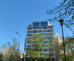 Penthouse'y dobudowane na szczycie bloku z epoki PRL