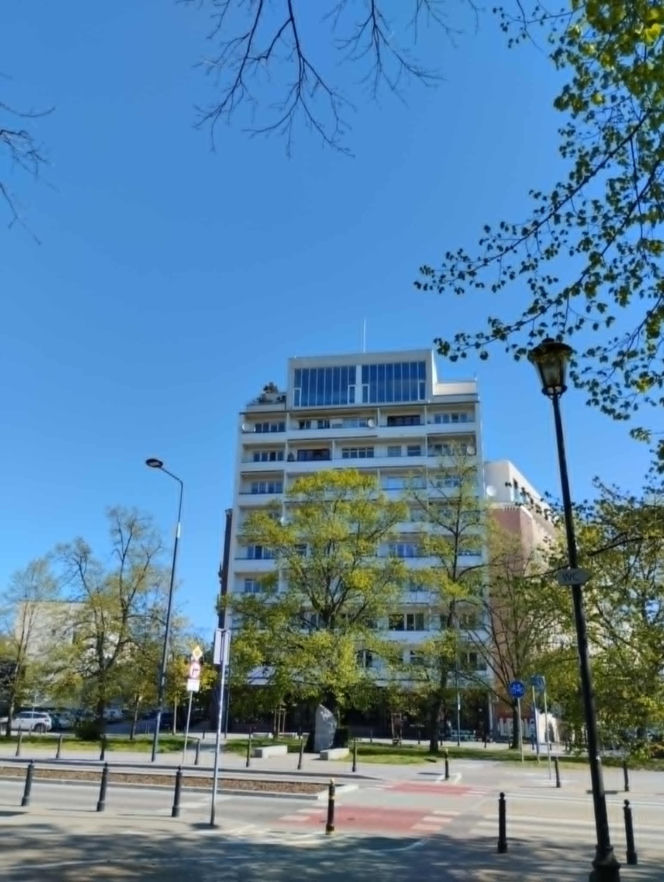 Penthouse'y dobudowane na szczycie bloku z epoki PRL