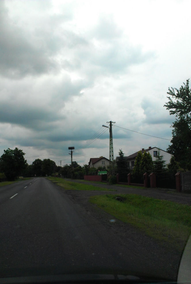 To jedno z najpiękniejszych miast w woj. łódzkim. Zachwyca rynkiem, którego ozdobą jest zabytkowy kościół