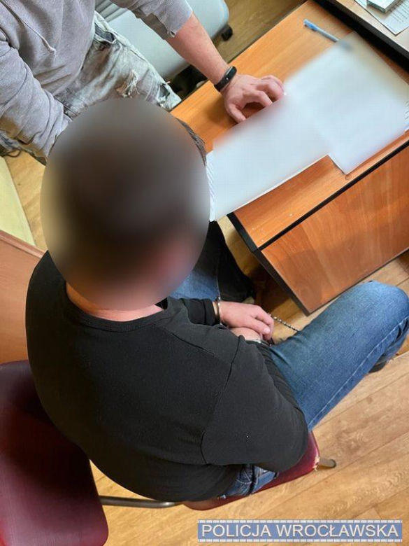 Bandyta wyciągnął broń, ochroniarz ruszył na niego z pałką