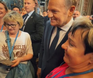 Ludzie spotkali Tuska w Watykanie i się zaczęło! Zaskakujące sceny w kościele tuż przy grobie Jana Pawła II