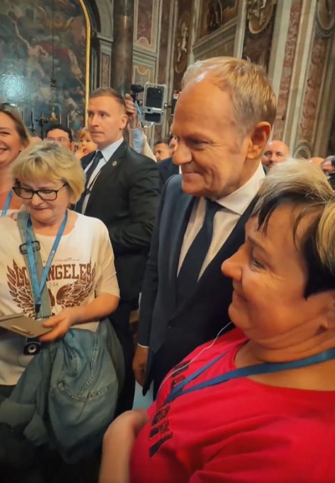 Ludzie spotkali Tuska w Watykanie i się zaczęło! Zaskakujące sceny w kościele tuż przy grobie Jana Pawła II