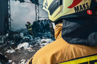 Dramatyczna akcja nocą w Warszawie. Płonęło nielegalne wysypisko