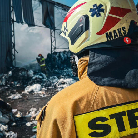 Dramatyczna akcja nocą w Warszawie. Płonęło nielegalne wysypisko