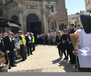 Pogrzeb Zbigniewa Wodeckiego - zdjęcia sprzed kościoła