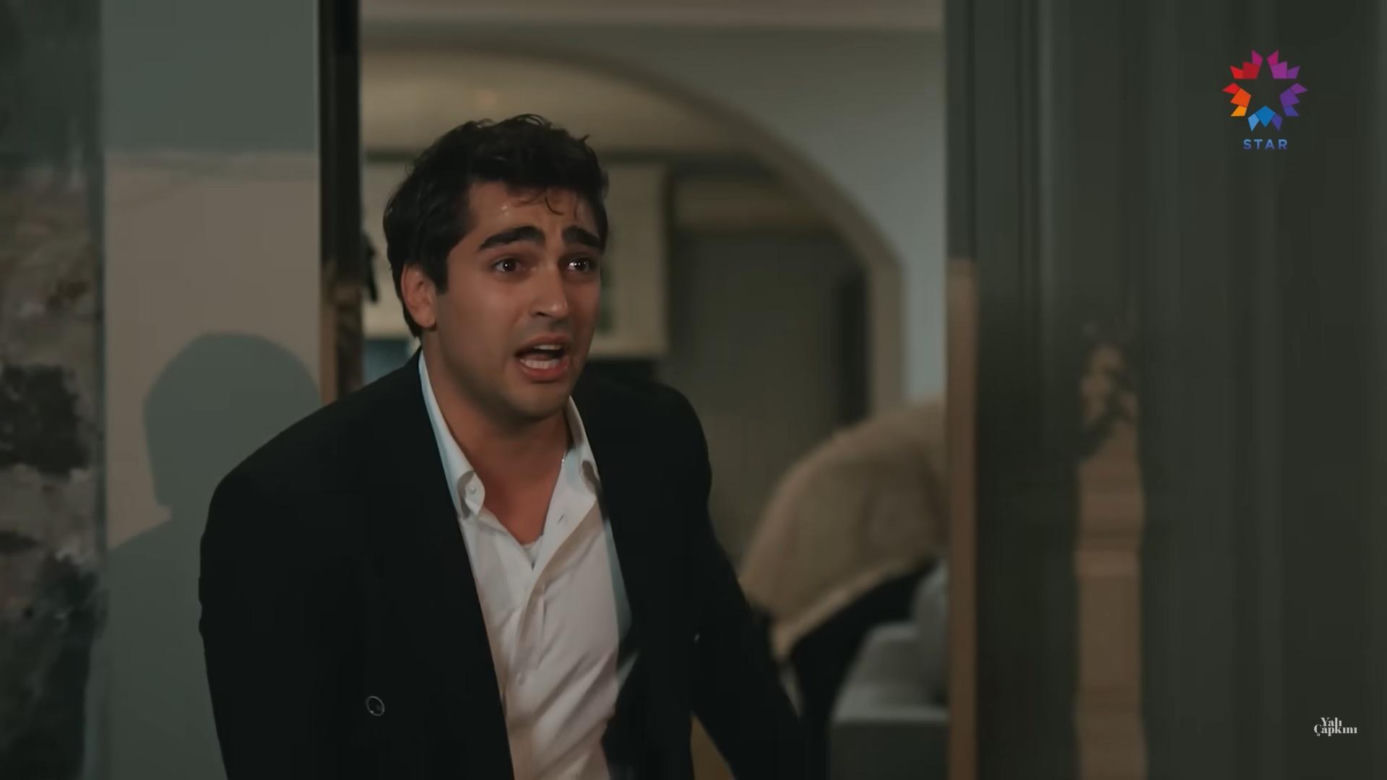 Ferit wbiega do domu, w którym przebywa Seyran