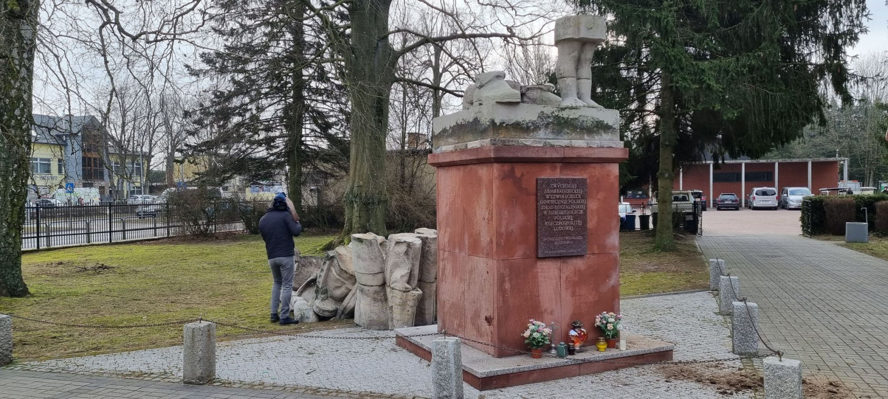 Zniszczony pomnik żołnierza radzieckiego na cmentarzu w Koszalinie