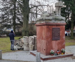 Zniszczony pomnik żołnierza radzieckiego na cmentarzu w Koszalinie