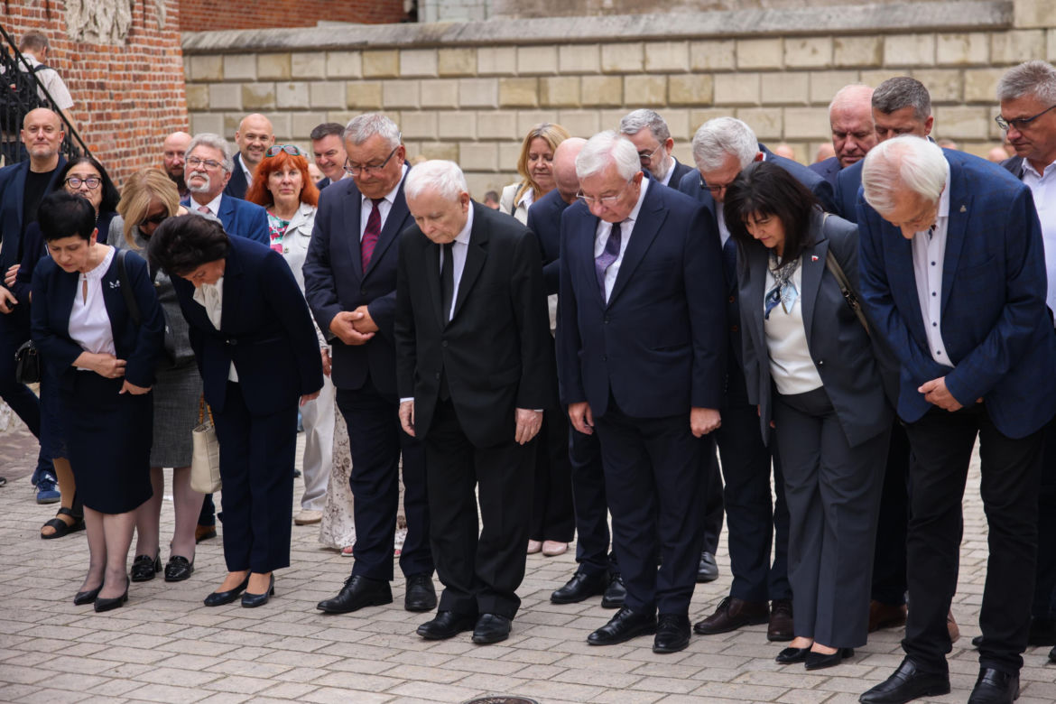 Jarosław Kaczyński odwiedził grób brata w dniu urodzin. Towarzyszyła mu rodzina [ZDJĘCIA]