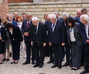 Jarosław Kaczyński odwiedził grób brata w dniu urodzin. Towarzyszyła mu rodzina [ZDJĘCIA]
