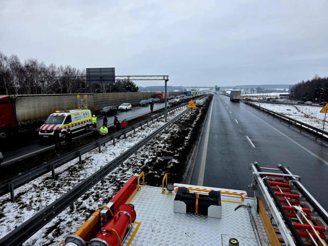 Droga w obu kierunkach jest całkowicie zablokowana