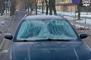 Z takimi szybami ruszył w drogę. Potrącił kobietę