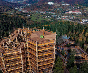 Na najpiękniejszej wieży widokowej w Śląskiem zaparkował... Maluch. Jak się tam znalazł?