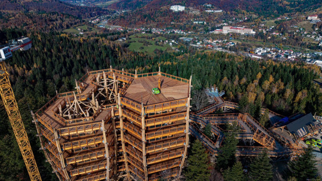 Na najpiękniejszej wieży widokowej w Śląskiem zaparkował... Maluch. Jak się tam znalazł?