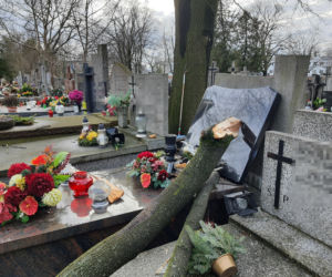 Wichura zdemolowała stołeczne nekropolie. Kompletna ruina na cmentarzach 