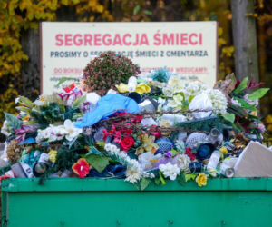 Widzisz czerwony pojemnik na cmentarzu? Uważaj, co wyrzucasz!
