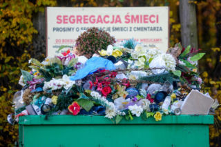 Czerwone pojemniki pojawiają się na cmentarzach. Za ten błąd grozi 5000 zł kary!